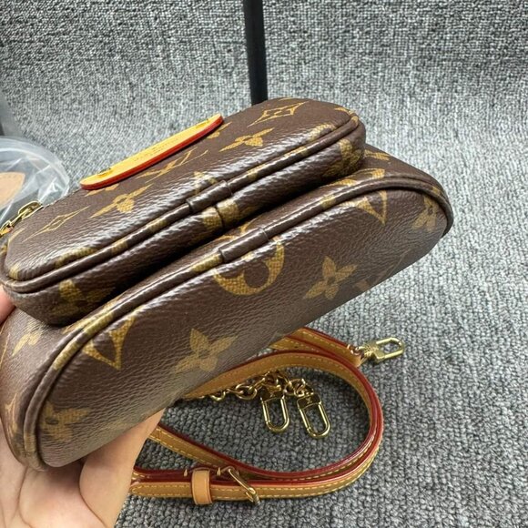 100% Authentic Louis Vuitton Leather Belt Bag - Picture 3 of 13